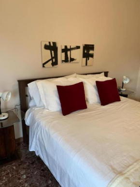 2-Bedroom City Center Old World Charm Walk To Sea